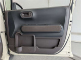 運転席ドア内張はご覧の通り。ドアポケットの収納もバッチリです