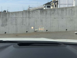 HUD: ヘッドアップディスプレイはドライバーが前方に集中できるよう、ナビや車速情報をフロントガラスに投影するシステムです。