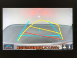 【バックガイドモニター】後方の映像をナビ画面に表示するだけでなく、ステアリング操作に連動して動くガイド線も同時に表示!予想進路の確認をしながら後退できるので便利です!