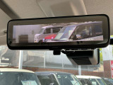 クリアな後方視界を実現。インテリジェントルームミラーです。乗員、ヘッドレスト、積載物などでさえぎられがちなルームミラーの後方視界をクリアに保ちます。夜間や悪天候でもクリアな後方視界を確認できます!!