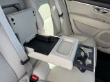 ドリンクホルダーとひじ掛けも広々で長時間のドライブも快適です。リアシート中央にはトランクスルーもありますので、スキー板や釣り竿などちょっとした長物も積みやすい設計です。
