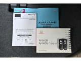 説明書も付いております。お車の操作方法や、トラブル回避方法が記載されているため、意外と役に立ちます。