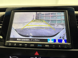 後退時に車両の後ろ側をモニター画面に表示します。車庫入れが苦手な人もこれで安心♪