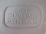 サイドカーテンエアバックシステムは、側面衝突時に大人から子供までさまざまな体格の乗員の頭部や頚部を広範囲で保護。特にセンターピラーへの頭部衝突を防ぐ展開性能を実現しています。