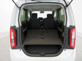 後部座席を倒すとさらに広く!長いお荷物なども載せられます♪