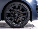 23インチブラックホイール装備!力強さと重厚感を感じさせる立体感のあるスポーク、車体全体のバランスを考慮した洗練されたデザイン性でレンジローバースポーツの魅力を際立たせます!