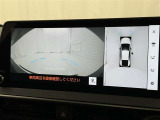 パノラミックビューモニターを装備。駐車場や交差点でクルマを真上から見るように周囲を確認できます。機能の詳細は販売店スタッフまでおたずねください。