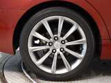 高級感と走りを引き立たせる、純正アルミを装備しています。