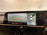 【パノラミックビューモニター】映像で、見づらい車両周辺の確認をアシスト。クルマを真上から見ているような映像を表示。 運転席から確認しにくい車両周囲の状況を把握。