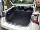 リヤシートを倒さなくても、大きくて使いやすい荷室。