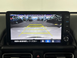 後退時に車両の後ろ側をモニター画面に表示します。車庫入れが苦手な人もこれで安心♪