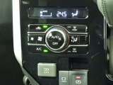 オートエアコンを装備しておりますので、四季を通じて車内を快適な温度に保つことが出来ます!高級感が有りますね!