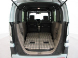 リヤシートを畳むと荷室がさらに広くなります。