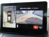 車両の前後左右にある4つのカメラを合成することで、まるでご自身のクルマを空から見ているような俯瞰での映像を映し出してくれます。バック時ももちろんのこと、前進時に視界の悪い交差点でも役に立ちますね。