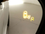 【ブラインドスポットモニター】車両左右後方からの接近車両を検知してドアミラー部のランプでお知らせします。