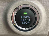 エンジン始動はプッシュスタートで楽々♪電子カードキーを携帯していれば、ブレーキを踏みながらボタンを押すだけで、エンジンの始動がスマートに行えます♪