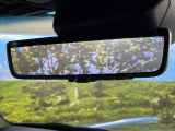 【デジタルインナーミラー】後席の大きな荷物や同乗者で後方が確認しづらい時でも安心!カメラが撮影した車両後方の映像をルームミラー内に表示。クリアな視界で状況の確認が可能です!