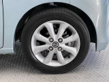 【純正アルミホイール】オシャレな純正アルミホイール付きですので見た目がカッコイイですよ♪