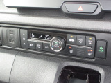 エアコンはオートエアコンでお好みの温度調整が出来、オールシーズン快適にドライブできます!フロントシートの座面に2段階調節のシートヒーターを内蔵。身体を直接温めることができます。