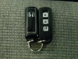 スマートキー付!キーを取り出さなくてもドアロックの施錠・開錠、エンジンの始動が出来ます!雨の日や荷物の多い日にとても便利ですね♪