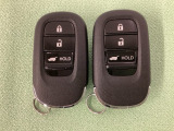 スマートキーを装備しています。鍵を差し込むことなくドアロックの開け閉めと、スタートボタン操作でのエンジンスタートができます。ボタン操作でトランクが開けられる電動テールゲートのボタンもついています。