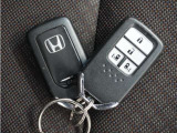 ◆スマートキー◆カギをバッグやポケットに入れたままでもドアロックの開閉ができる『スマートキー』付き!雨天や暗くなってもカギを取り出す必要がなくドアの開錠&エンジンも始動できます