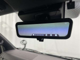 デジタルインナーミラー付き。後方視野角が広く、後席に同乗者がいても後方を確認しやすく安心です。