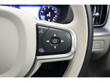 右側のステアリングスイッチは、オーディオコントロール、音声入力時のスイッチが備わります。