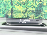 【ヘッドアップディスプレイ】現在の速度や走行情報をデジタル表示で運転席前方のガラスに投影!運転中、目線をずらさず必要な情報を確認できるのでとっても便利で安心!