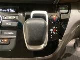 ハイブリッド専用セレクトレバーです。シフトチェンジを電子信号で送信するセレクトレバーを採用していますので、軽快でスマートな操作を楽しめます。
