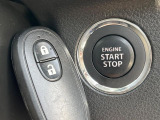 【キーレススタートシステム】カバンやポケットに入れたままでもドアの施錠・解錠が可能なスマートキーを装備。エンジンのオン・オフ時もカギを取り出す必要が無いからとっても便利です♪