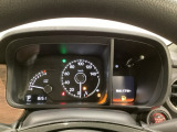 スピードメーターとタコメーターを大きく配した見やすいメーター部になっています。右側のインフォメーション画面でオドメーターや燃費などの情報を確認できます。