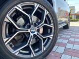 ●純正18インチアルミホイール:輸入車ならではの卓越した走りを支えるホイールと足回りです!日本車の走りに慣れている方にもぜひ体感して頂きたいほど、高いレベルでまとまっています!