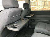 格納式シートバックテーブル付きです。休憩時のちょっとした小物置きとして便利です。