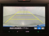 バックでの車庫入れも安心です! リアカメラが付いているバックモニター付のディスプレイオーディオを装備しております。操作線もついており距離感も画面から確認できます。