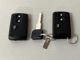 スマートキーを装備しています☆カギをカバンやポケットに入れて頂いた状態でドアロックの開閉やエンジンスタートをして頂けますよ!とても便利な装備です!