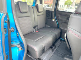 後部座席も気になるようなキズ・汚れやへたり等、大きなダメージはなく、良好な状態です。