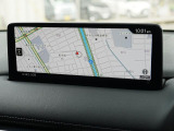 マツダコネクトの10.25インチワイドセンターディスプレイです。『Android Auto』『Apple CarPlay』や独自のコネクテッドサービスに対応したインターフェイスシステムです。