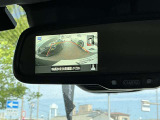 ディスプレイ付ルームミラーでクルマを上空から見下ろしているかのように、状況を把握できます。4つのビュー「トップ・フロント・サイド・バックビュー」を切り替えることで狭い場所でも周囲が映像で確認できます
