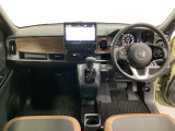 車内は光触媒抗菌消臭施工済です。インパネ周りはスタイリッシュなデザインで機能や装備も充実しています。グローブボックスやカップホルダーのほかにトレーなどたくさんの収納スペースが付いています。