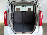 後部座席を前方に倒せば、大きなお荷物も手軽に積み込めます。