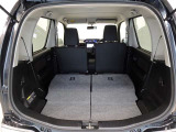 セカンドシートを倒した状態です。セカンドシートは独立可倒、荷物に合わせてラゲッジスペースをアレンジできます。