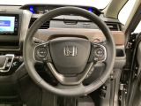 ハンドルにHondaセンシング系のクルーズコントロールやレーンキープアシストなどのスイッチと、オーディオの操作スイッチが装備されています。ハンドルから手を離さず安全に操作できます。