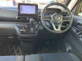 開放的で周囲が広く見渡せる運転席は車両の感覚がつかみやすくて安心安全です♪室内状態も良好の車両です。