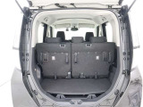【ラゲッジスペース】開口部が広く、荷物の積み下ろしもスムーズ【分割可倒式リアシート】シートを倒して大きな荷物にも対応可能