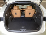 リアシートも簡単格納ができ、大きな荷物もらくらく収納できます!