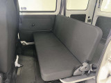 【足元広々】後席も足元広々でお子様も乗りやすいです。フロアマットもきれいです。