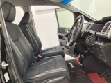女性でも運転がしやすいように、シートの高さ調整機能(シートリフター)がついています。広い足元にゆったり座れるシートには肘掛も装備しており長距離の運転でも疲れにくいシートです。