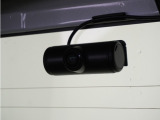 ◆車内カメラ◆前方・後方はもちろん、車内カメラは、後方から左右をワイドに撮ることができ、幅寄せや側面衝突、威圧的なドライバーの危険行為など、クルマ周囲のトラブルもしっかり記録できます。