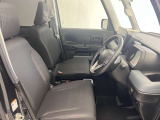 【運転席シート】ゆったりと広々した空間です。ストレスなく運転ができますよ!